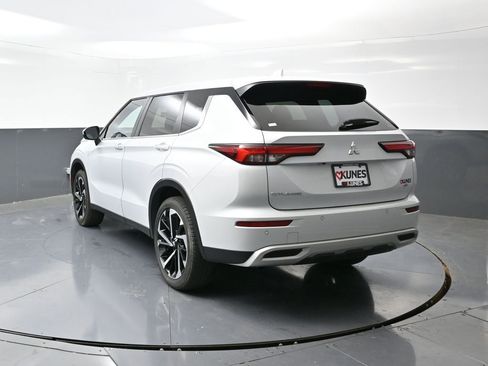 Used 2024 Mitsubishi Outlander SE image 12