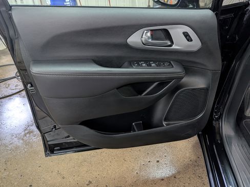 Used 2025 Chrysler Pacifica Limited image 13