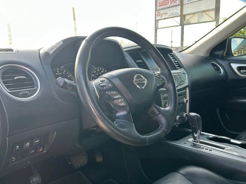 Used 2020 Nissan Pathfinder SL FWD image 11