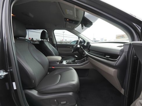 Used 2025 Kia Carnival EX image 42