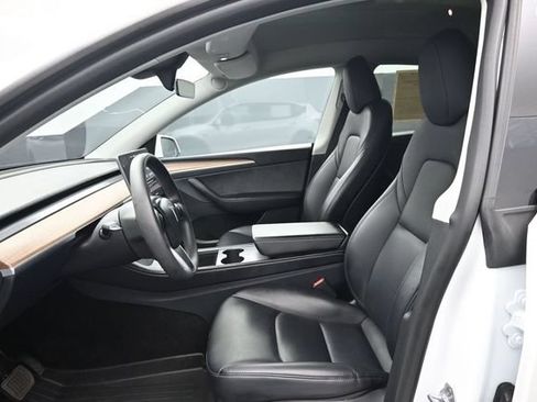 Used 2025 Tesla Model Y Long Range RWD image 8