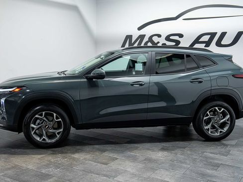 Used 2025 Chevrolet Trax LT w/ LT Convenience Package FWD image 3