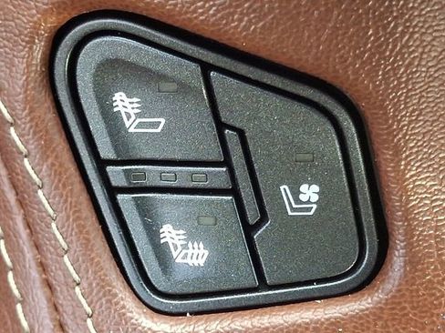Used 2018 Chevrolet Suburban Premier AWD/4WD image 26