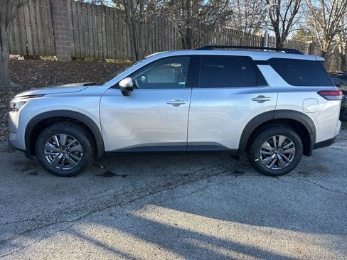 New 2025 Nissan Pathfinder SV w/ SV Premium Package image 4