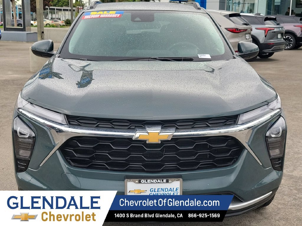 Used 2025 Chevrolet Trax LT FWD image 16