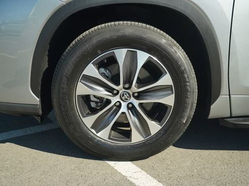 Used 2022 Toyota Highlander XLE image 10