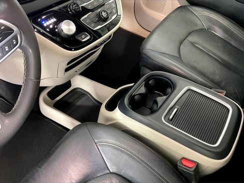 Used 2022 Chrysler Pacifica Touring-L image 17