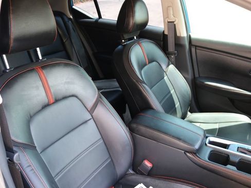 Used 2025 Nissan Sentra SR w/ SR Premium Package FWD image 19