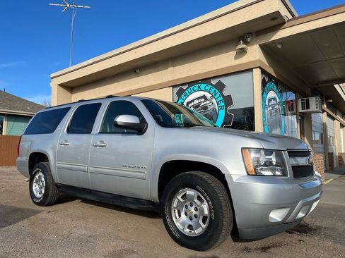 Used 2014 Chevrolet Suburban LT image 9