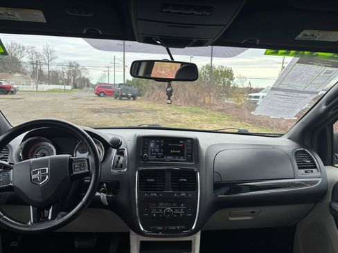 Used 2016 Dodge Grand Caravan SXT image 10