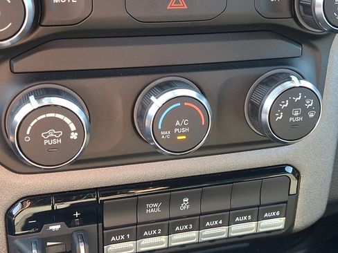 Used 2024 RAM 2500 Tradesman w/ Chrome Appearance Group image 17