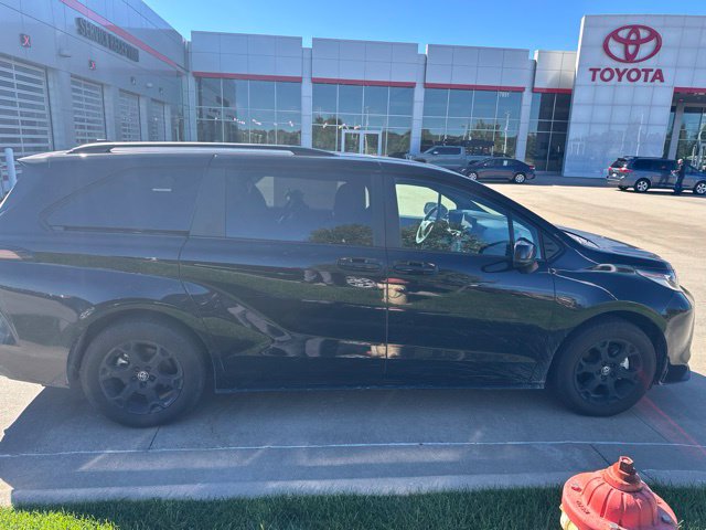 Used 2026 Toyota Sienna XLE Woodland Edition AWD/4WD image 2