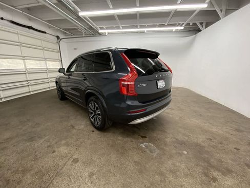 Used 2022 Volvo XC90 T5 Momentum image 4