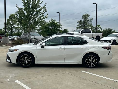 Used 2023 Toyota Camry SE FWD image 6