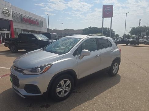 Used 2017 Chevrolet Trax LT w/ LT Convenience Package FWD image 1