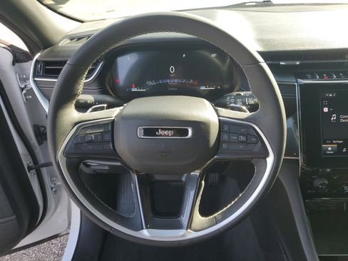 Used 2023 Jeep Grand Cherokee Altitude image 17