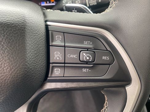 Used 2023 Jeep Grand Cherokee L Laredo image 15