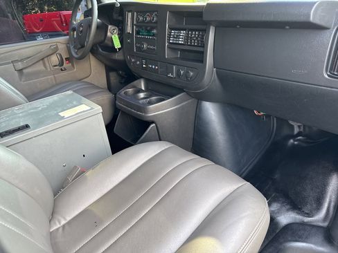 Used 2019 Chevrolet Express 2500 image 6