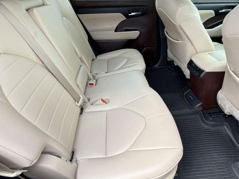 Used 2021 Toyota Highlander XLE FWD image 30
