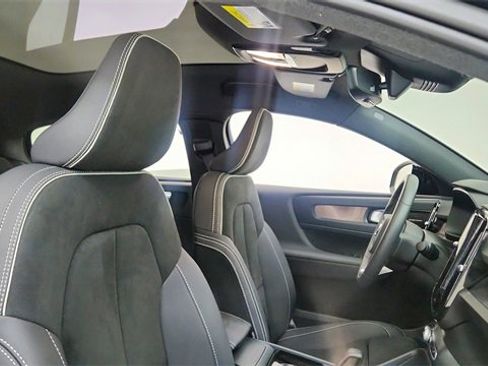 Used 2023 Volvo C40 P8 Recharge Ultimate image 21