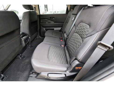 Used 2025 Nissan Pathfinder SV image 12