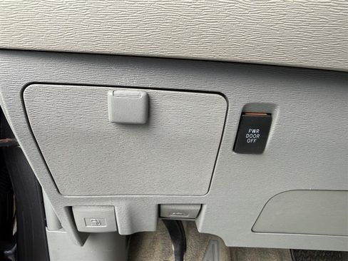 Used 2012 Toyota Sienna LE FWD image 38