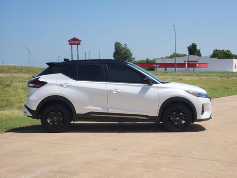 Used 2024 Nissan Kicks SR w/ SR Premium Package FWD image 7