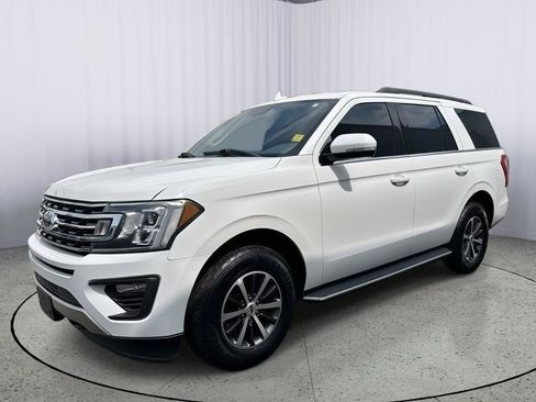 Used 2018 Ford Expedition XLT w/ Equipment Group 202A AWD/4WD image 12