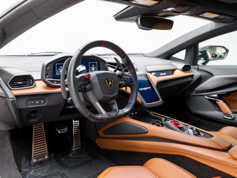 Used 2024 Lamborghini Revuelto image 2