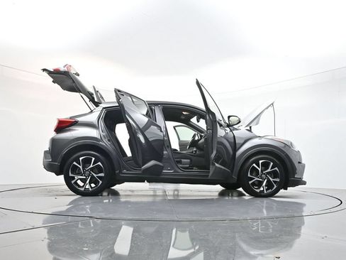 Used 2018 Toyota C-HR XLE FWD image 40