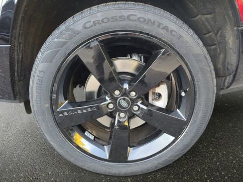 Used 2024 Land Rover Defender 130 X-Dynamic SE image 32