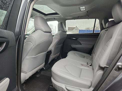 Used 2020 Toyota Highlander XLE image 10