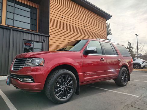 Used 2017 Lincoln Navigator Select image 1