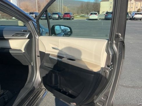 Used 2024 Toyota Sienna XLE image 22