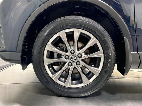 Used 2018 Toyota RAV4 Limited AWD/4WD image 9