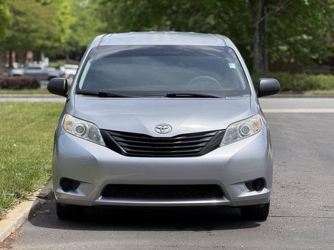 Used 2012 Toyota Sienna FWD image 4