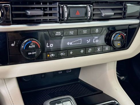 Used 2023 Nissan Pathfinder SL image 16