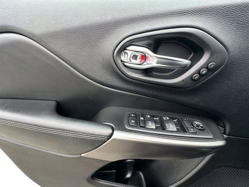 Used 2020 Jeep Cherokee Limited image 11