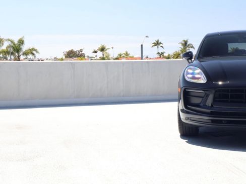 Certified 2025 Porsche Macan AWD/4WD image 12