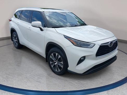 Used 2021 Toyota Highlander XLE FWD image 3