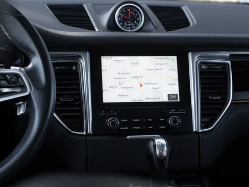 Used 2018 Porsche Macan S image 11