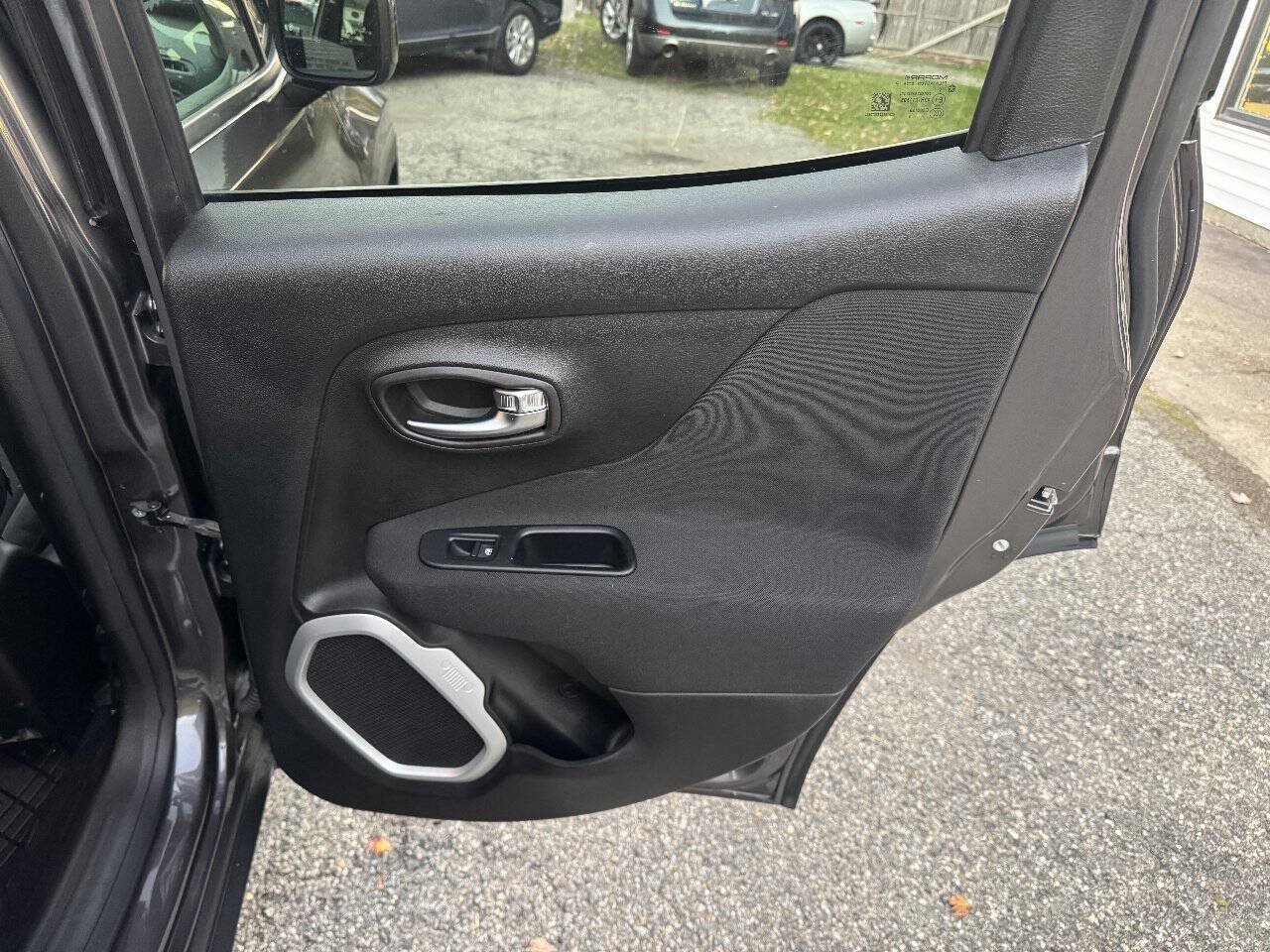 Used 2018 Jeep Renegade Latitude FWD image 31