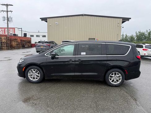 Used 2023 Chrysler Pacifica Touring-L FWD image 2
