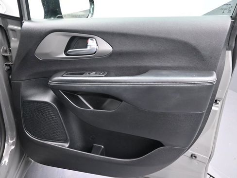 Used 2025 Chrysler Pacifica Select FWD image 16