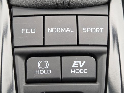 Used 2025 Toyota Camry SE w/ Convenience Package image 5