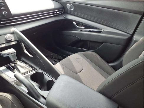 Used 2025 Hyundai Elantra SE FWD image 12