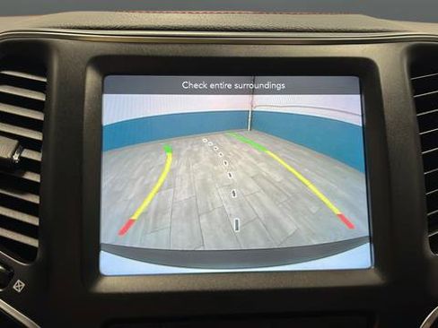 Used 2020 Jeep Cherokee Trailhawk AWD/4WD image 13