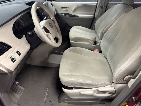 Used 2011 Toyota Sienna image 9