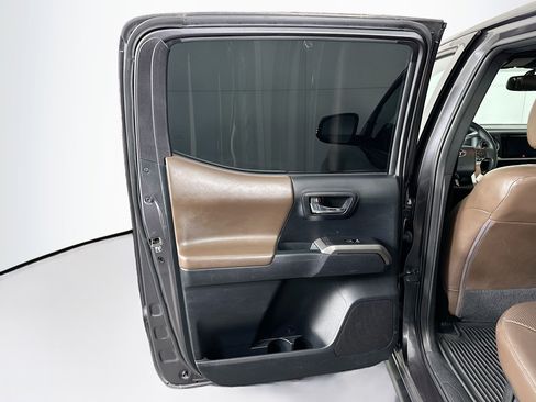 Used 2016 Toyota Tacoma Limited image 26