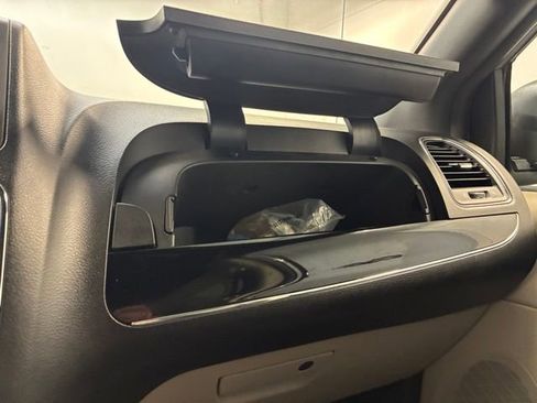 Used 2019 Dodge Grand Caravan SXT w/ Driver Convenience Group FWD image 29